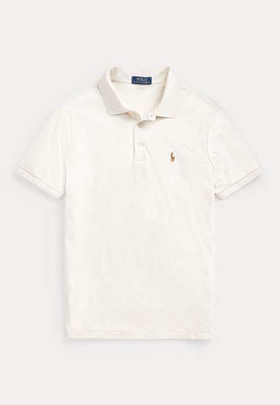 Valkoinen lyhythihainen poolopaita, jossa on kaulus, kaksi nappia ja pieni kirjailtu Polo Ralph Lauren -logo vasemmassa rinnassa.