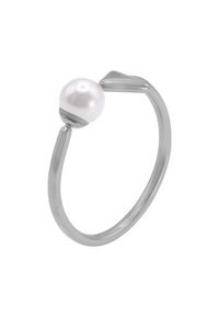 Anello in argento con una finitura liscia e lucida. Presenta una perla bianca tonda nella parte superiore, fissata con un design elegante e una fascia aperta.
