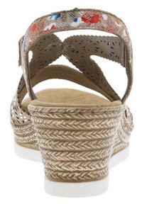Sandali con zeppa beige con una fascia in tessuto a motivo che presenta macchie colorate. Include dettagli perforati e una suola in espadrille testurizzata.