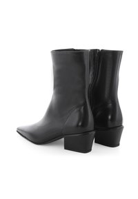 Schwarze Leder-Stiefeletten mit spitzem Zehenbereich, glatter Oberfläche und niedrigem Blockabsatz. Verfügt über einen Reißverschluss auf der Rückseite für leichtes An- und Ausziehen.