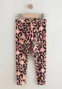 Laufmaschenleggings mit exotischem Leopardenmuster in Braun und Schwarz, verziert mit pinken Sternen und aus glattem, dehnbarem Stoff. Hängt an einem Holzclip.