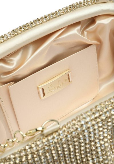 Pochette en sequins dorés avec intérieur en satin, dotée d'une étiquette dorée et d'une poche intérieure. Fermeture avec chaîne métallique.