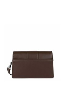 Borsa a pochette in pelle marrone con forma strutturata, caratterizzata da una parte superiore piatta, dettagli di cuciture verticali e un fermo in metallo di colore argento.