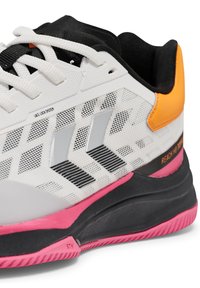 Scarpa sportiva bianca con tomaia in mesh e accenti neri, tallone arancione, suola intermedia rosa e dettagli grigi. Include un sistema di bloccaggio dei lacci.
