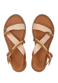 Braune Leder-Sandalen mit einem cremefarbenen Stoffriemen, goldenen Akzenten und genagelten Kanten. Entworfen mit einem Kreuz- und verstellbaren Schnallenverschluss.
