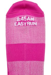 Růžová a světle růžová pruhovaná ponožka s bílým textem „8:45 AM EASY RUN“ blízko horního manžetu.