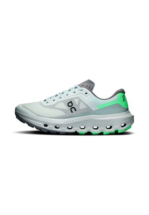 Chaussure de course bleu clair avec des accents verts, semelle rembourrée avec sections creuses, et logo de la marque sur le côté et le talon.