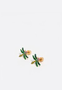 Pendientes en tono dorado con forma de libélulas, con hojas verdes vibrantes, rayas amarillas, acentos rosas y un detallado intrincado.