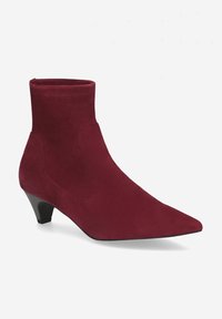 Damen Stiefelette aus bordeauxrotem Wildleder mit spitzem Zehenbereich und niedrigem schwarzen Kittenheel.