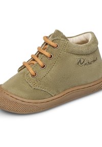 Scarpa in suede verde oliva con lacci beige, punta rotonda e suola in gomma. Presenta dettagli cuciti e logo del marchio sul lato. Design classico.