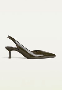 Tacchi slingback verde oliva con punta affilata, realizzati in materiale testurizzato, con un elegante tacco di 6 cm e un design moderno e pulito.