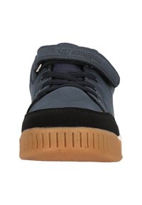 Sneaker en cuir bleu avec des accents noirs, bout arrondi, semelle en caoutchouc texturée et sangle réglable. Présente des lacets plats et un logo en zigzag.