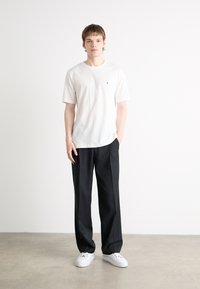 Tommy Hilfiger ESSENTIAL TEE - T-shirt imprimé - white