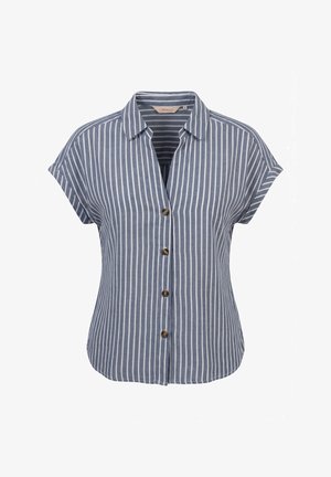 Blauwe kortemouw blouse met witte verticale strepen, knoopsluiting aan de voorkant en een klassieke kraag, getoond tegen een witte achtergrond.