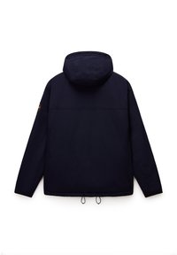 Giacca di colore blu navy con cappuccio, caratterizzata da un orlo con cordino e una toppa con logo sulla manica sinistra. Texture liscia e design leggero.