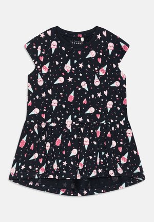 Zwart kortemouwen jurk met een all-over print van roze ijsjes, harten en sterren, met een verzamelde taille voor een uitlopende rok.