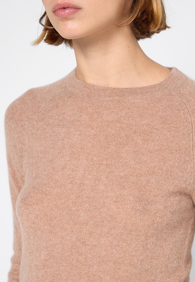 Hellbrauner Cashmere-Pullover mit rundem Ausschnitt und langen Ärmeln, der eine glatte Textur und ein dezentes Strickmuster aufweist.