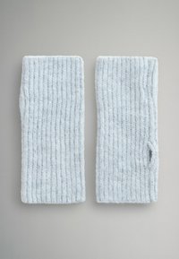 Jasnoniebieskie prążkowane opaski na ramiona z otworem na kciuk, wykonane z miękkiego, teksturowanego materiału, o prostokątnym kształcie i prostym wzorze.