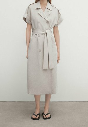 Lichtbeige linnen jurk met korte omgeslagen mouwen, dubbele knopen, een bijpassende tailleband en een rechte middellange snit.