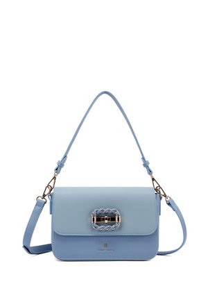 Borsa in pelle azzurro chiaro con patta superiore, chiusura con corda intrecciata e fibbia color oro, tracolla rimovibile e piccolo logo del marchio sotto.