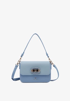 Bolso de cuero azul claro con solapa superior, cierre con cuerda trenzada y hebilla dorada, correa de hombro desmontable y pequeño logotipo de la marca debajo.