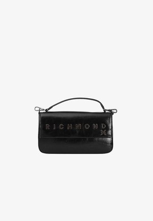 Borsa rettangolare nera in pelle con manico superiore e logo "RICHMOND X" in lettere metalliche sulla patta anteriore.