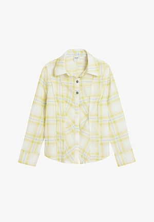 Żółto-biała koszula w kratę na guziki, z długimi rękawami, kołnierzykiem i dwoma guzikami z przodu. Tkanina jest lekka i ma fakturę.