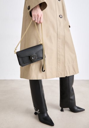 COACH POLISHED PEBBLE TABBY WRISTLET - Τσαντάκι - black