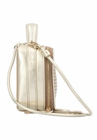 Metaliczna złota torba o prostokątnym kształcie, wyposażona w zamek błyskawiczny, odpinany pasek na ramię oraz teksturowane akcenty.