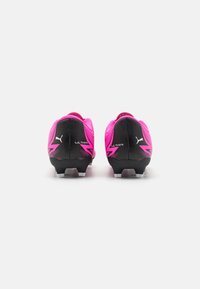Scarpe da calcio con tomaia in mesh rosa, tallone nero e branding bianco. Presentano un design angolare e tacchetti sagomati per una migliore trazione.