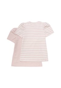 Twee T-shirts van zacht roze stof. De ene is effen roze, de andere heeft horizontale witte strepen. Beide hebben korte mouwen en ronde halslijnen.