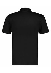 Polo negro de manga corta hecho de algodón suave, con un cuello clásico y una espalda lisa, sin logos ni patrones visibles.