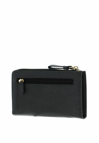 Cartera de cuero negro con superficie texturizada, que incluye una cremallera dorada y un bolsillo exterior con cremallera para almacenamiento adicional.