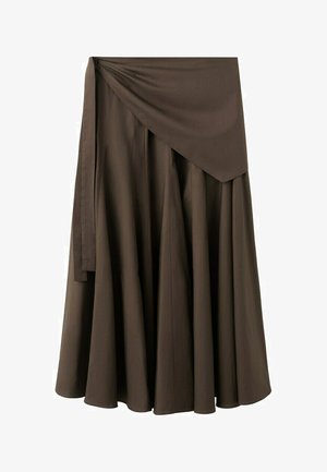 Brązowa midi spódnica kopertowa z szerokim pasem i długim wiązaniem, zdobiona miękkimi plisami dla płynnej sylwetki.