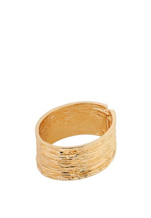 Bague à large anneau texturé en or avec une surface striée et une petite ouverture d'un côté.