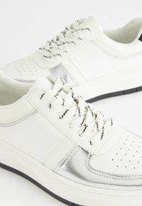 Next FOREVER COMFORT CHUNKY- REGULAR - Matalavartiset tennarit - white black