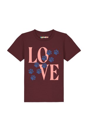 Bordeauxrotes Kurzarmhemd mit großem pinkfarbenem "LOVE"-Schriftzug und verstreuten blauen Pfotenabdrücken über den Buchstaben.
