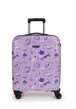 Valigia da cabina con un esterno viola, decorato con grafica giocosa, zip nera, manico telescopico e quattro ruote nere.