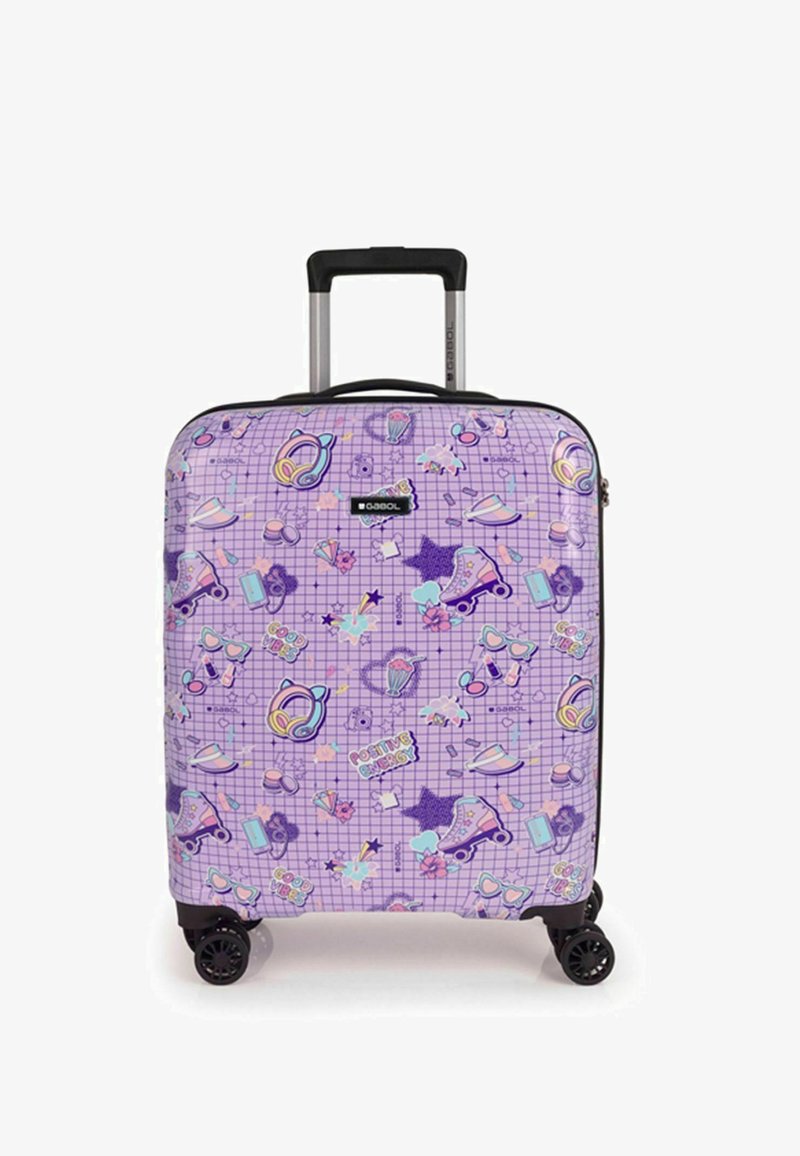 Valigia da cabina con un esterno viola, decorato con grafica giocosa, zip nera, manico telescopico e quattro ruote nere.