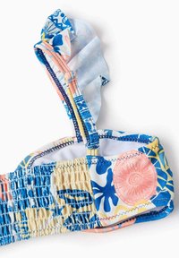 Top di bikini colorato con motivi tropicali misti. Presenta spalline arricciate, arricciatura elastica e una combinazione di tonalità blu, rosa e giallo.