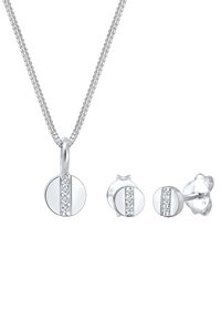 Silbernes Schmuckset mit einem runden Anhänger, der eine vertikale Reihe von Kristallen aufweist, begleitet von passenden Ohrsteckern mit einem ähnlichen Design.