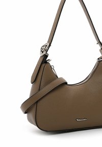 Bolso de mano de cuero marrón texturizado con una silueta curvada, correa ajustable y herrajes plateados. Presenta detalle del logo y un borde negro.