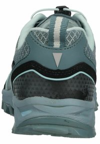 Grå och teal atletisk sko med en texturerad svart mellansula, triangelinspirerade detaljer, ventilerad mesh-övre och en platt häl.