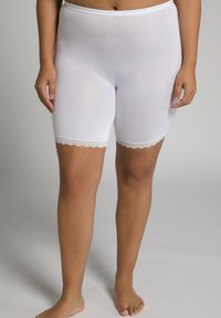 Witte katoenen shorts met een aangesloten ontwerp, voorzien van een kantafwerking aan de onderrand. De stof is glad en de shorts zijn mid-thigh lang voor extra bedekking.