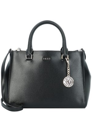 Zwarte leren DKNY-handtas met twee handvatten, afneembare schouderriem en ronde zilveren logohangertje aan de voorkant.