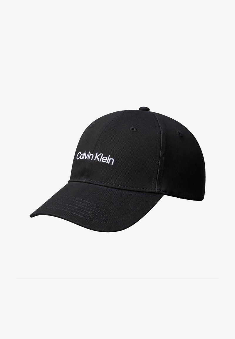 Schwarze Baseballkappe mit gebogenem Schirm und weißem "Calvin Klein"-Logo, das auf das vordere Paneel gestickt ist.
