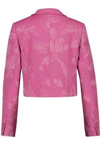 Veste courte rose avec texture florale, manches longues et poignets boutonnés. Présente un col cranté et une coupe structurée.