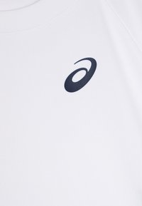 Weißes Sportshirt aus glattem Stoff, mit schwarzfarbenem Logo auf der Vorderseite. Rundhalsausschnitt mit kurzen Ärmeln, minimalistisches Design.