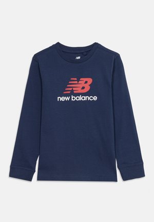 Chemise à manches longues bleu marine avec un logo "NB" rouge et le texte "new balance" imprimé au centre devant.