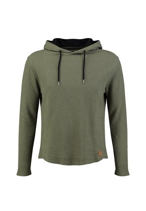 Langärmeliger, olivegrüner, strukturierter Hoodie mit schwarzen Kordeln und einem kleinen braunen Fleck nahe dem unteren Saum.